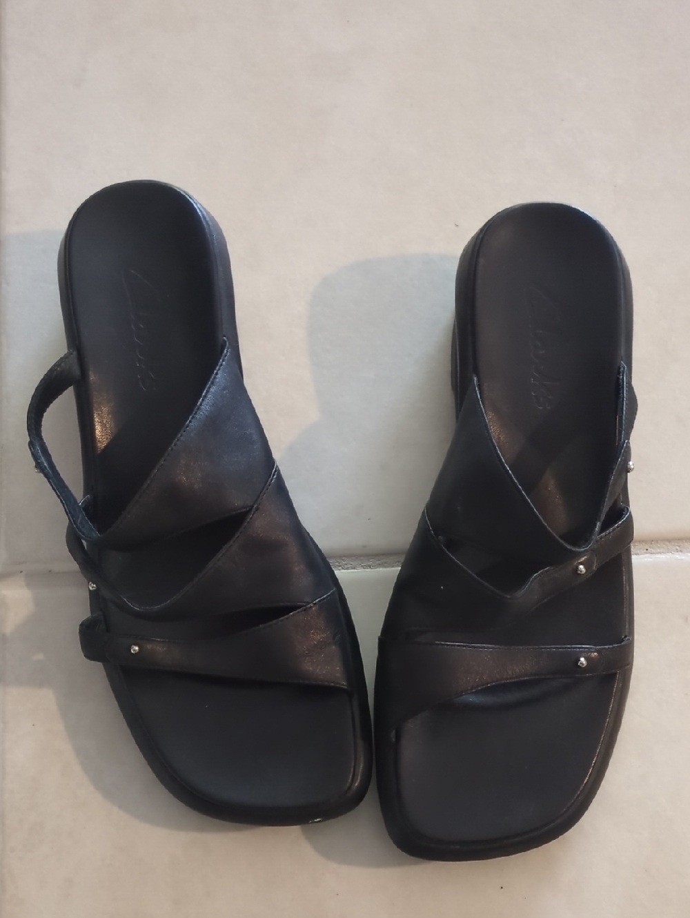 Clarks Women’s Black Slip-On Strappy Y2K Square Tow Leather Sandals Sz 8.5 Comfy